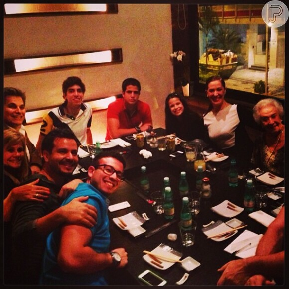 Enzo comemorou os 16 anos em um jantar com os pais e amigos