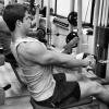 Enzo publicou uma foto malhando e exibindo os músculos que adquiriu em três anos de academia, em 18 de abril de 2013