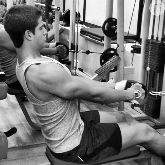 Enzo publicou uma foto malhando e exibindo os músculos que adquiriu em três anos de academia, em 18 de abril de 2013