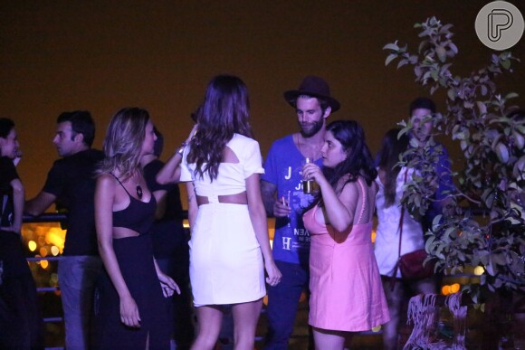Thaila Ayala curte noite com o modelo Andre Hamann e os dois deixam festa juntos, em 20 de fevereiro de 2015