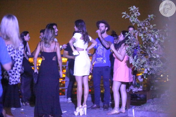 Thaila Ayala curte noite com o modelo Andre Hamann e os dois deixam festa juntos, em 20 de fevereiro de 2015
