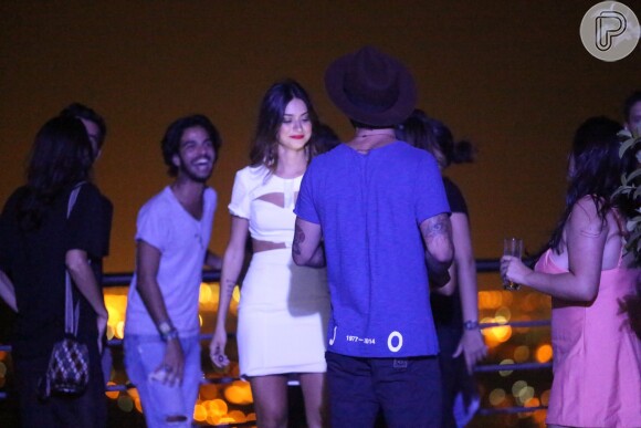Thaila Ayala curte noite com o modelo americano Andre Hamann e os dois deixam festa juntos, em 20 de fevereiro de 2015