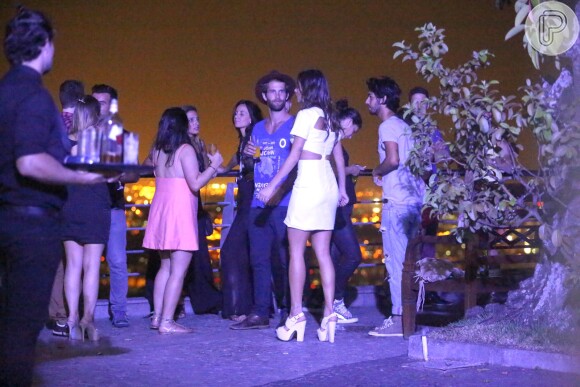 Thaila Ayala curte noite com o modelo Andre Hamann e os dois deixam festa juntos, em 20 de fevereiro de 2015