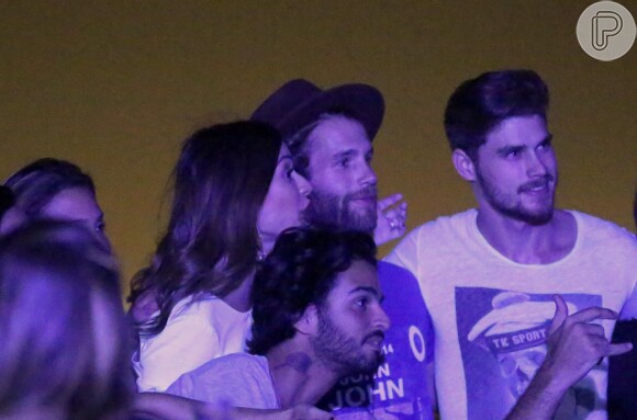 Thaila Ayala curte noite com o modelo Andre Hamann e os dois deixam festa juntos, em 20 de fevereiro de 2015