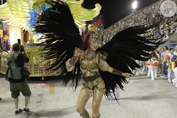 Josie Pessôa desfilou como destaque da Grande Rio no Carnaval 2015