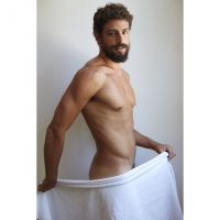 Cauã Reymond surge só de toalha para ensaio sensual e arranca elogios:'Perfeito'