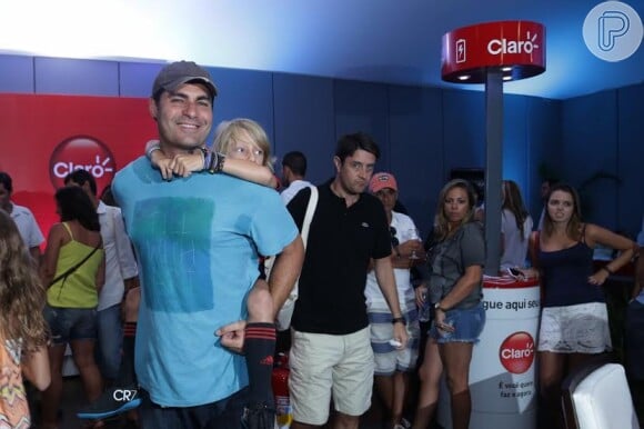 Thiago Lacerda carrega o filho nas costas para assistir a final da competição de tênis no Rio Open 2015, no Jockey Clube Brasileiro, neste domingo, dia 22 de fevereiro de 2015.