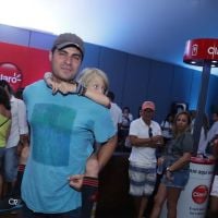 Thiago Lacerda assiste com a família final de competição de tênis no Rio
