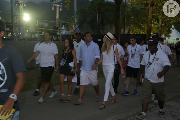 Ronaldo caminha com a namorada no Jockey Clube Brasileiro para assistir final de competição de tênis do 'Rio Open 2015'.