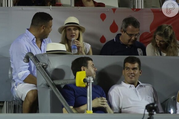 Ronaldo conversa com a namorada no Jockey Clube Brasileiro durante final de torneio de tênis no 'Rio Open 2015'.