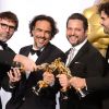 Nicolas Giacobone, Alejandro G. Inarritu, Alexander Dinelaris e Armando Bo posam com as quatro estatuetas vencidas por 'Birdman' no Oscar, em 22 de fevereiro de 2015