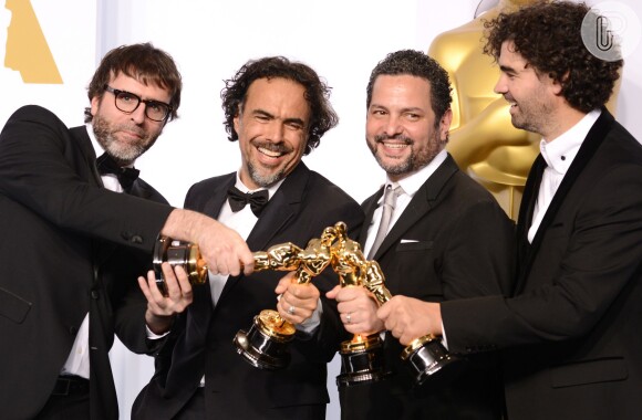 Nicolas Giacobone, Alejandro G. Inarritu, Alexander Dinelaris e Armando Bo posam com as quatro estatuetas vencidas por 'Birdman' no Oscar, em 22 de fevereiro de 2015