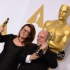 Frances Hannon e Mark Coulier exibem estatuetas do Oscar de Melhor Maquiagem e Cabelo por 'O Grande Hotel Budapeste'