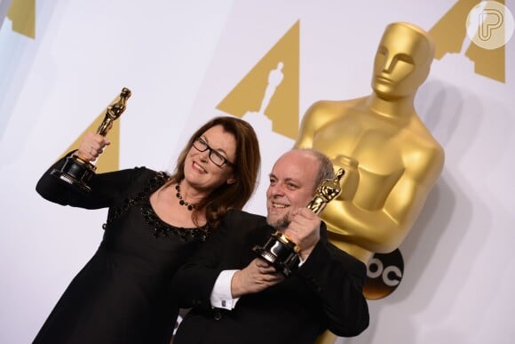 Frances Hannon e Mark Coulier exibem estatuetas do Oscar de Melhor Maquiagem e Cabelo por 'O Grande Hotel Budapeste'