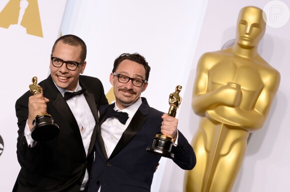 James Lucas and Mat Kirby posam com prêmios do Oscar de Melhor Curta-Metragem para 'The Phone Call'