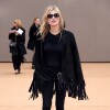 Kate Moss usa look todo preto durante a Semana de Moda de Londres