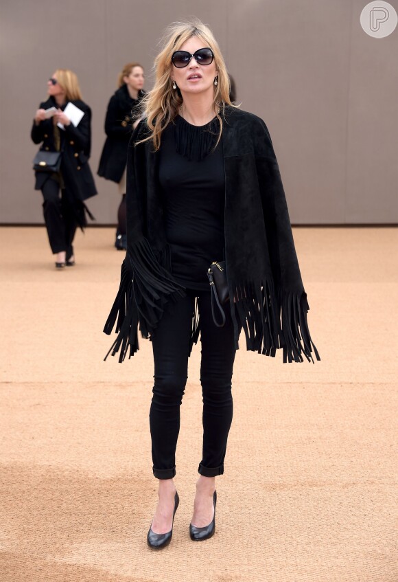 Kate Moss usa look todo preto durante a Semana de Moda de Londres