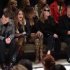 Cara Delevingne, Jourdan Dunn, Kate Moss e Naomi Campbell, o cantor Sam Smith e o fotógrafo Mario Testino curtem desfile de moda em Londres