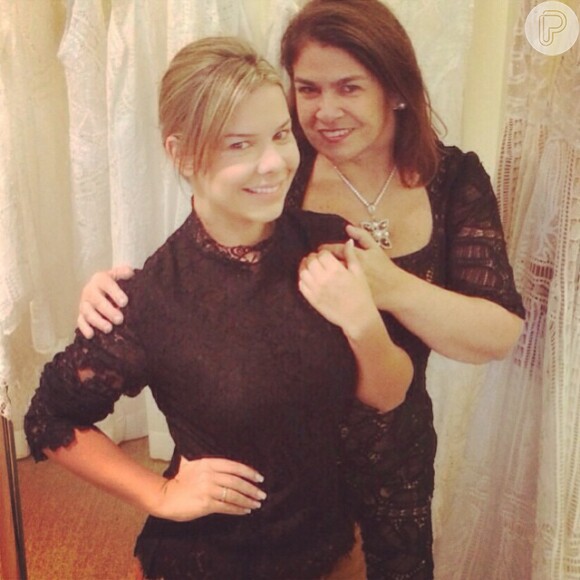 Fernanda Souza visitou a estilista Martha Medeiros, responsável por seu vestido de noiva