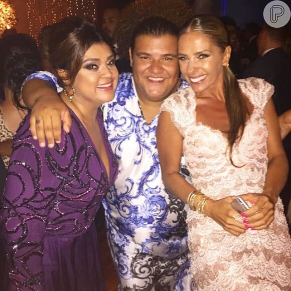 Adriane Galisteu e Preta Gil se divertem na festa de casamento de Thiaguinho e Fernanda Souza