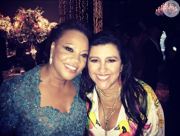 Regina Casé posa com a mãe do cantor Thiaguinho
