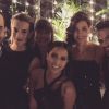 Anitta posa com convidados na festa de casamento