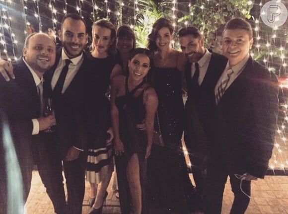 Anitta posa com convidados na festa de casamento