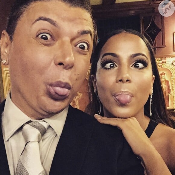 Anitta mostra a língua na festa de casamento de Thiaguinho e Fernanda Souza