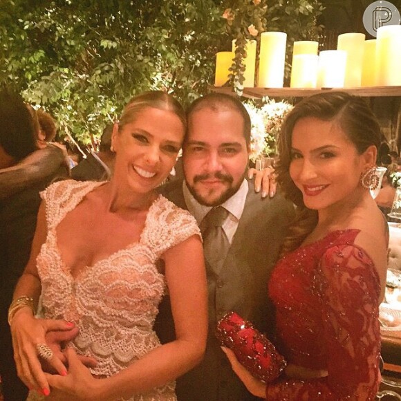 Adriane Galisteu e Claudia Leitte posam com Tiago Abravanel no casamento de Thiaguinho e Fernanda Souza