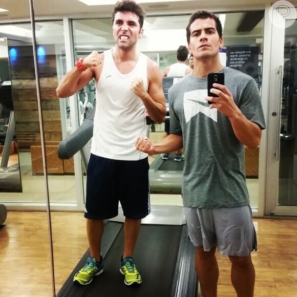 Thiago Martins faz selfie na academia para provar que levou o desafio a sério. O ator perdeu 14 quilos para viver o atleta na novela 'Babilônia'