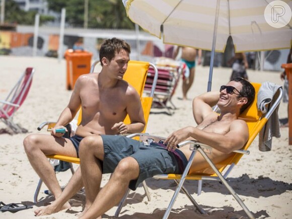 Igor Angelkorte e Gabriel Braga Nunes contracenam na praia, em 'Babilônia'