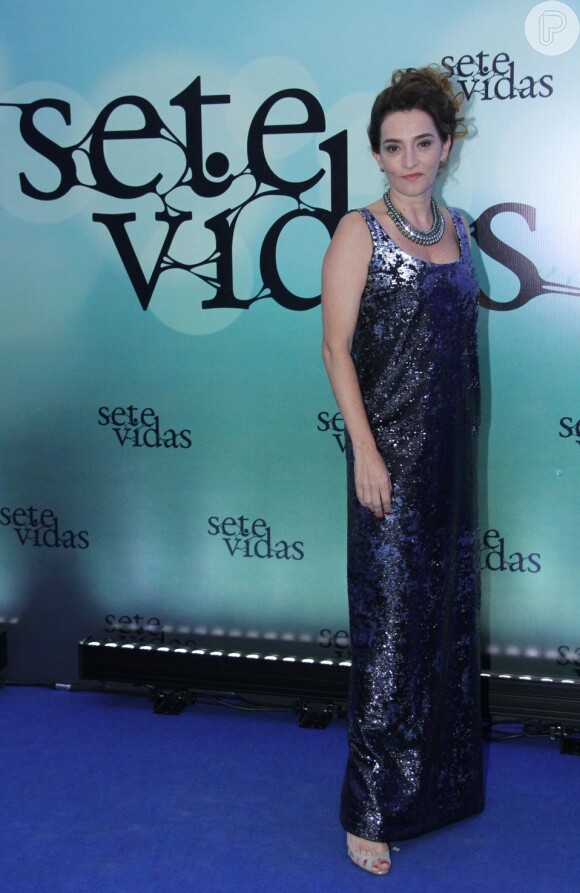 Looks das famosas na festa da novela 'Sete Vidas': Gisele Fróes apostou num vestido longo e brilhoso