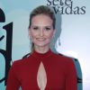 Looks das famosas na festa da novela 'Sete Vidas': Fernanda Rodrigues estava lindíssima em um vestido vermelho com recorte nos seios