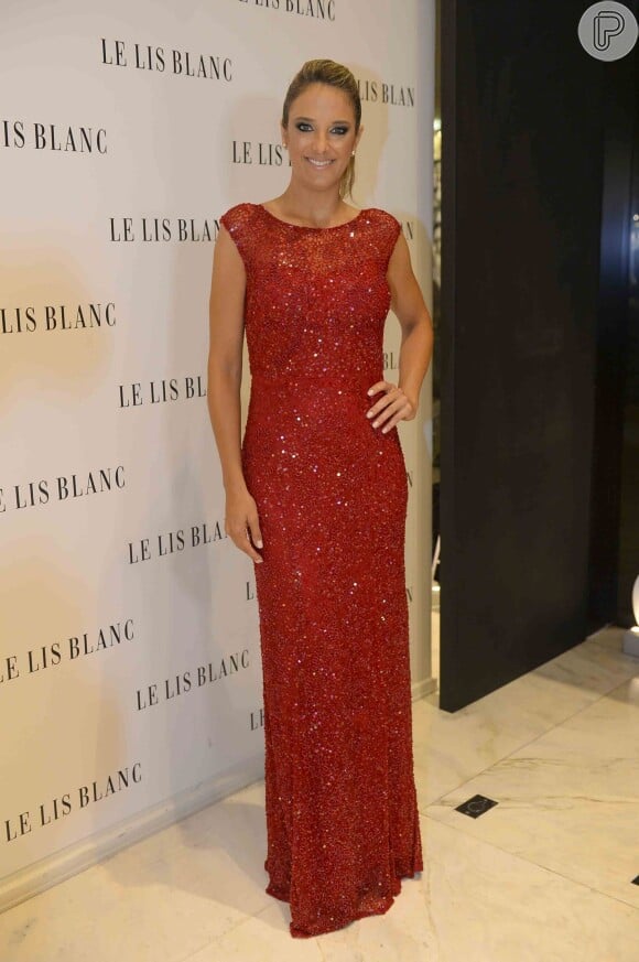 Ticiane Pinheiro optou por um vestido longo vermelho para prestigiar o evento