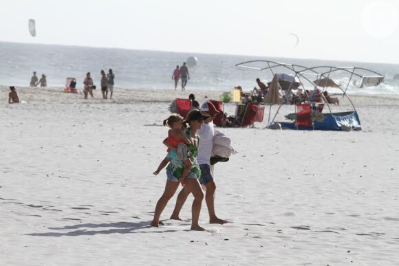 Angélica caminha com o marido Luciano Huck e a filha Evam de 2 anos, na praia da Barra da Tijuca, neste domingo, 1 de março de 2015.
