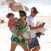 Angélica passeia com o marido Luciano Huck e a filha Eva, de 2 anos, na praia da Barra da Tijuca, neste domingo, 1 de março de 2015.