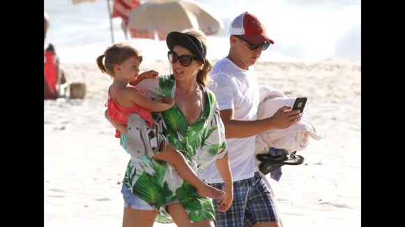 Angélica e Luciano Huck brincam com a filha, Eva, em dia de praia no Rio