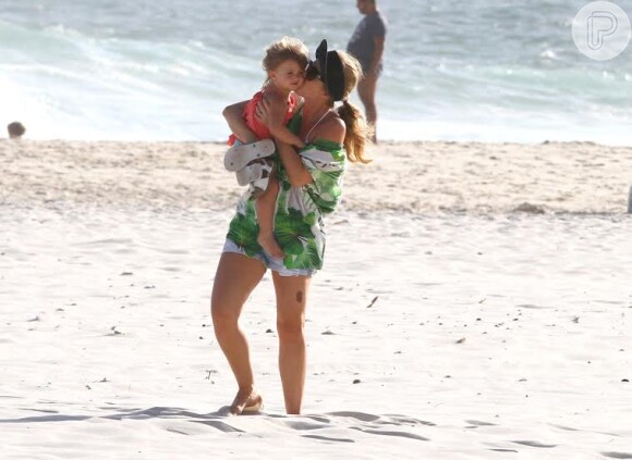 Angélica brinca com a filha Eva, de 2 anos, em praia da zona oeste do Rio.