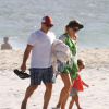 Angélica deixa a praia da Barra da Tijuca com o marido Luciano Huck e a filha Evam de 2 anos.