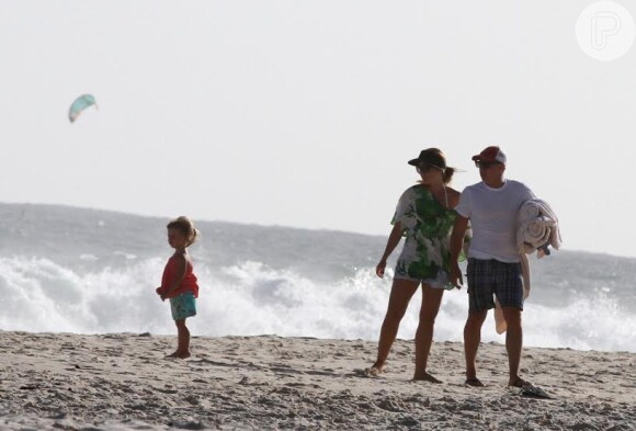 Angélica e o marido Luciano Huck observam a filha Eva, de 2 anos, na praia da Barra da Tijuca, neste domingo, 1 de março de 2015.