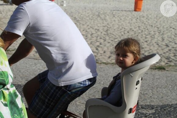 Luciano Huck anda de bicicleta com a filha Eva, de 2 anos, na praia da Barra da Tijuca, neste domingo, 1 de março de 2015.
