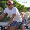 Luciano Huck passeia de bicicleta com a filha, Eva, de 2 anos, na orla da Barra da Tijuca, neste domingo, 1 de março de 2015