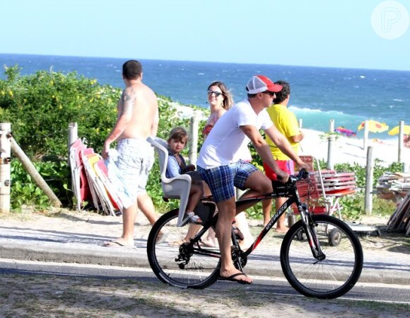 Luciano Huck leva a filha Eva, de 2 anos, na bicicleta, na orla da Barra da Tijuca, neste domingo, 1 de março de 2015.