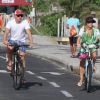 Angélica passeia com o marido Luciano Huck e a filha Eva, de 2 anos, na praia da Barra da Tijuca, neste domingo, 1 de março de 2015