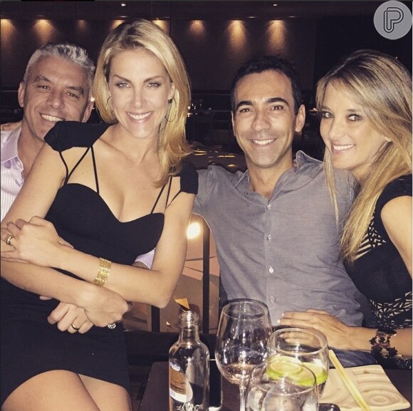 Ana Hickmann comemora aniversário de 34 anos com jantar ao lado de Ticiane Pinheiro e César Tralli, em 1° de março de 2015