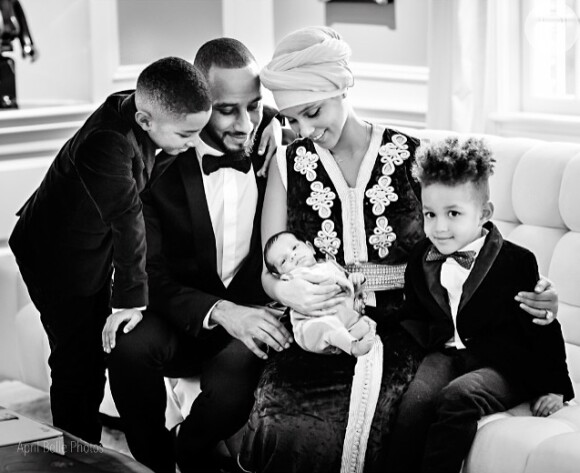 A cantora Alicia Keys usou o Instagram para apresentar o filho caçula, Genesis, na manhã de sábado, 28 de fevereiro de 2015