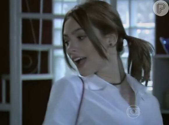 Noely (Laís Pinho) se vestiu de colegial para conquistar um amor, na novela 'Império'