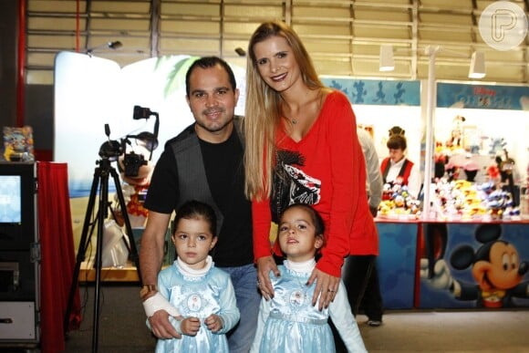 Outro cantor pai de duas filhas gêmeas é Luciano Camargo, da dupla com o irmão Zezé. As herdeiras do sertanejo, Helena e Isabella, hoje têm 5 anos