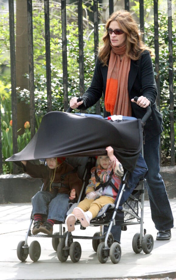 Julia Roberts se tornou mãe pela primeira vez em 2004, com o nascimento dos gêmeos Phinnaeus Walter e Hazel Patricia. A estrela também é mãe de Henry Daniel, nascido em 2007
