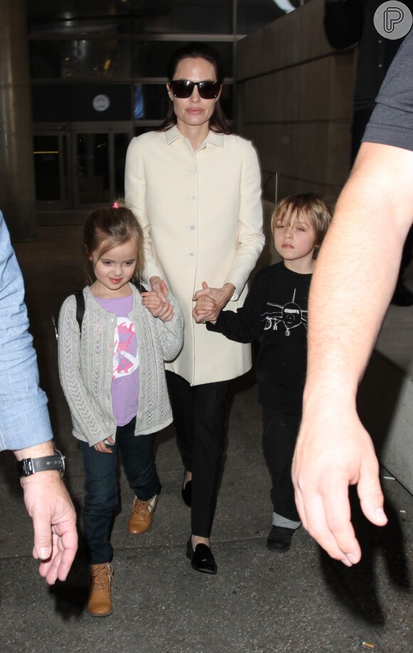 Angelina Jolie e Brad Pitt são pais de seis filhos, sendo três adotivos e três biológicos. Dentre as crianças geradas pelo casal de atores estão os gêmeos Knox Léon e Vivienne Marcheline, de 6 anos